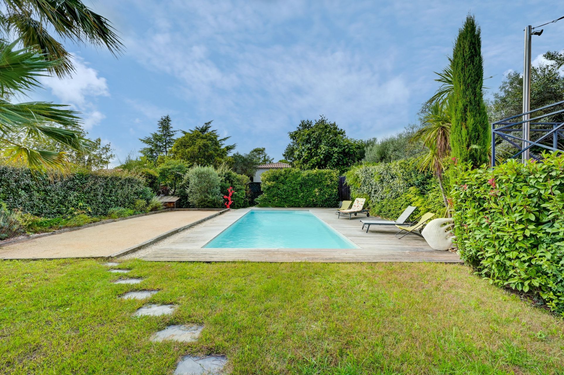 luxury house 6 Rooms for sale on EGUILLES (13510)