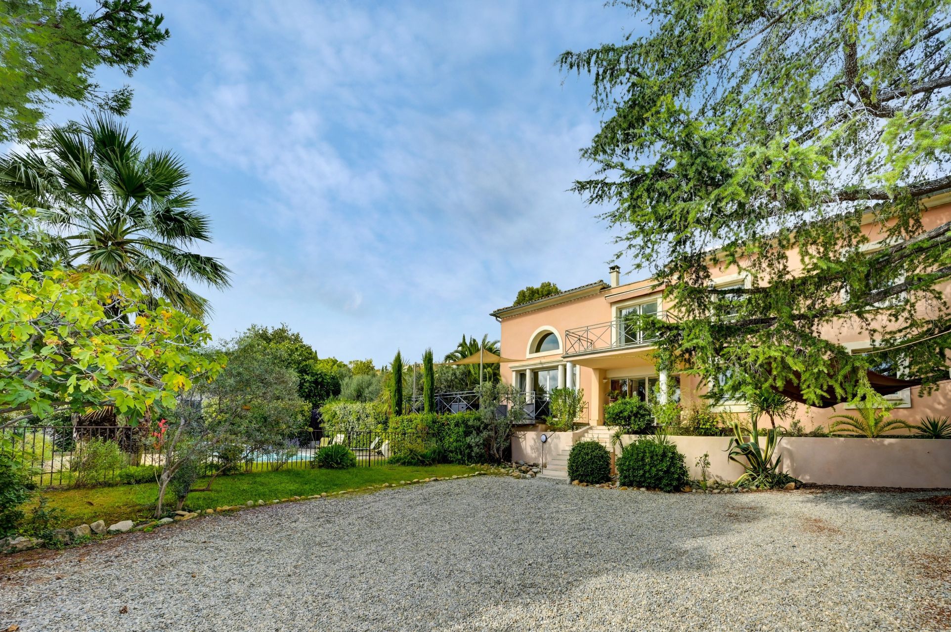 luxury house 6 Rooms for sale on EGUILLES (13510)