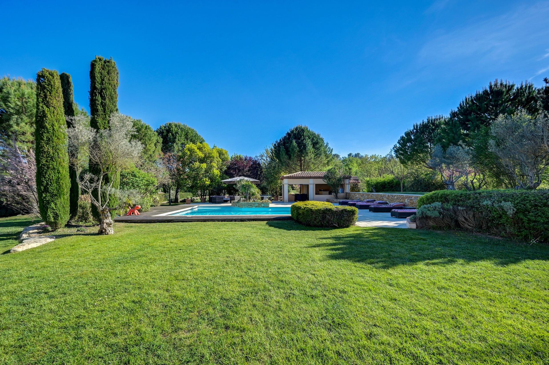 luxury house 8 Rooms for sale on AIX EN PROVENCE (13100)