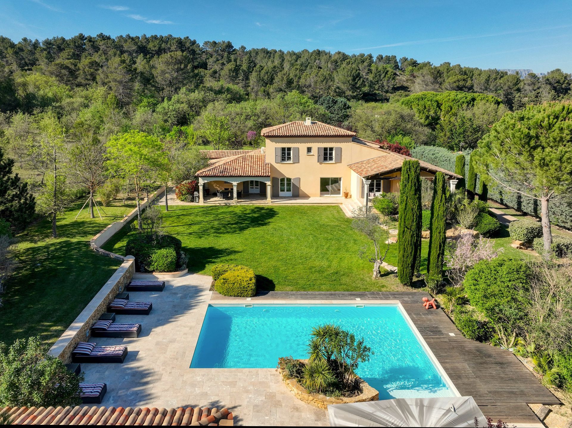 luxury house 8 Rooms for sale on AIX EN PROVENCE (13100)
