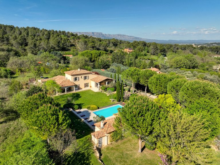 luxury house 8 Rooms for sale on AIX EN PROVENCE (13100)