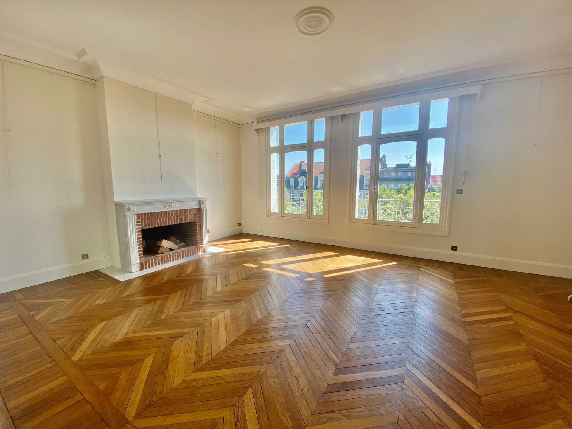luxury apartment 7 Rooms for sale on LA MADELEINE (59110)