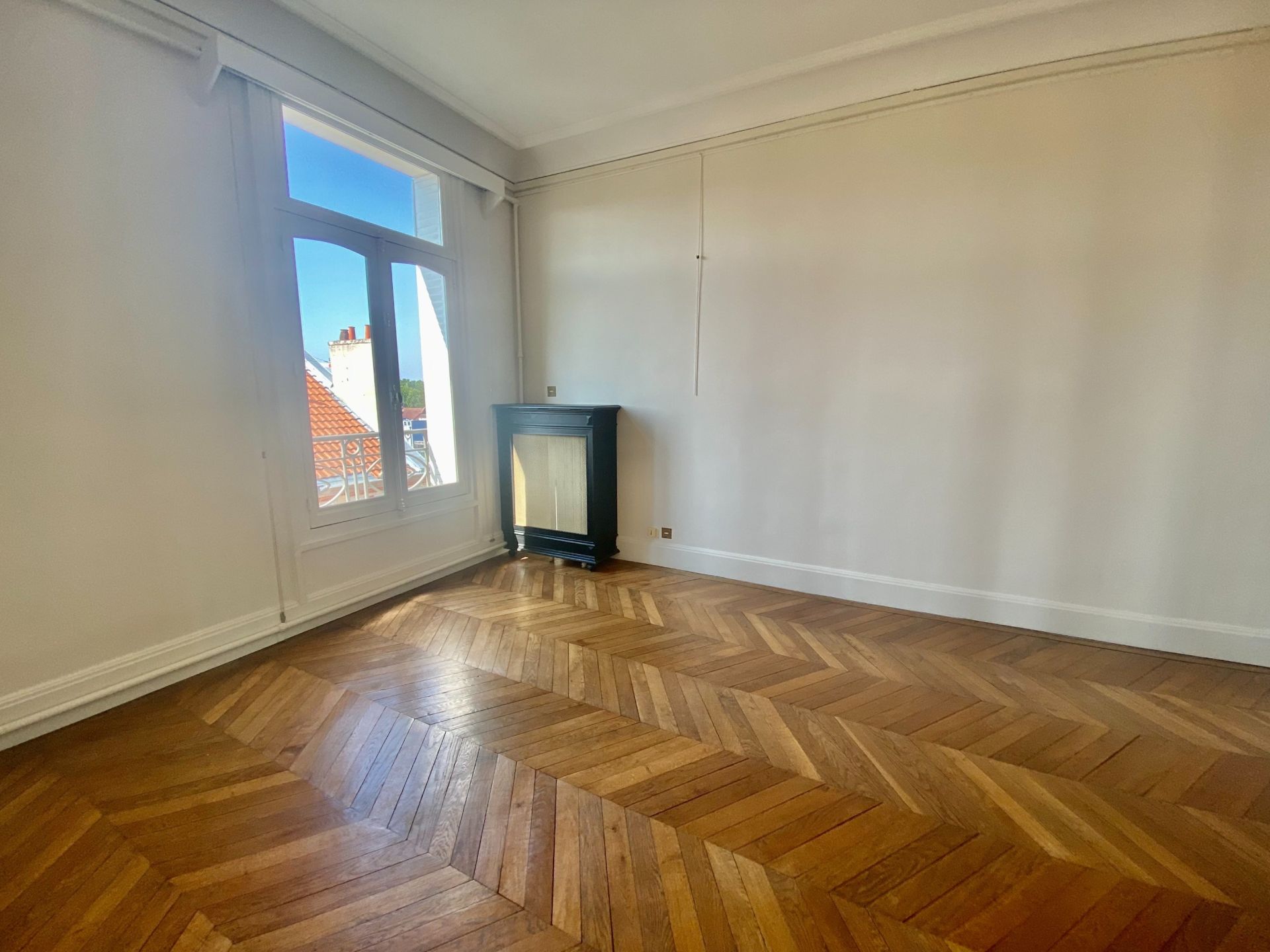 luxury apartment 7 Rooms for sale on LA MADELEINE (59110)