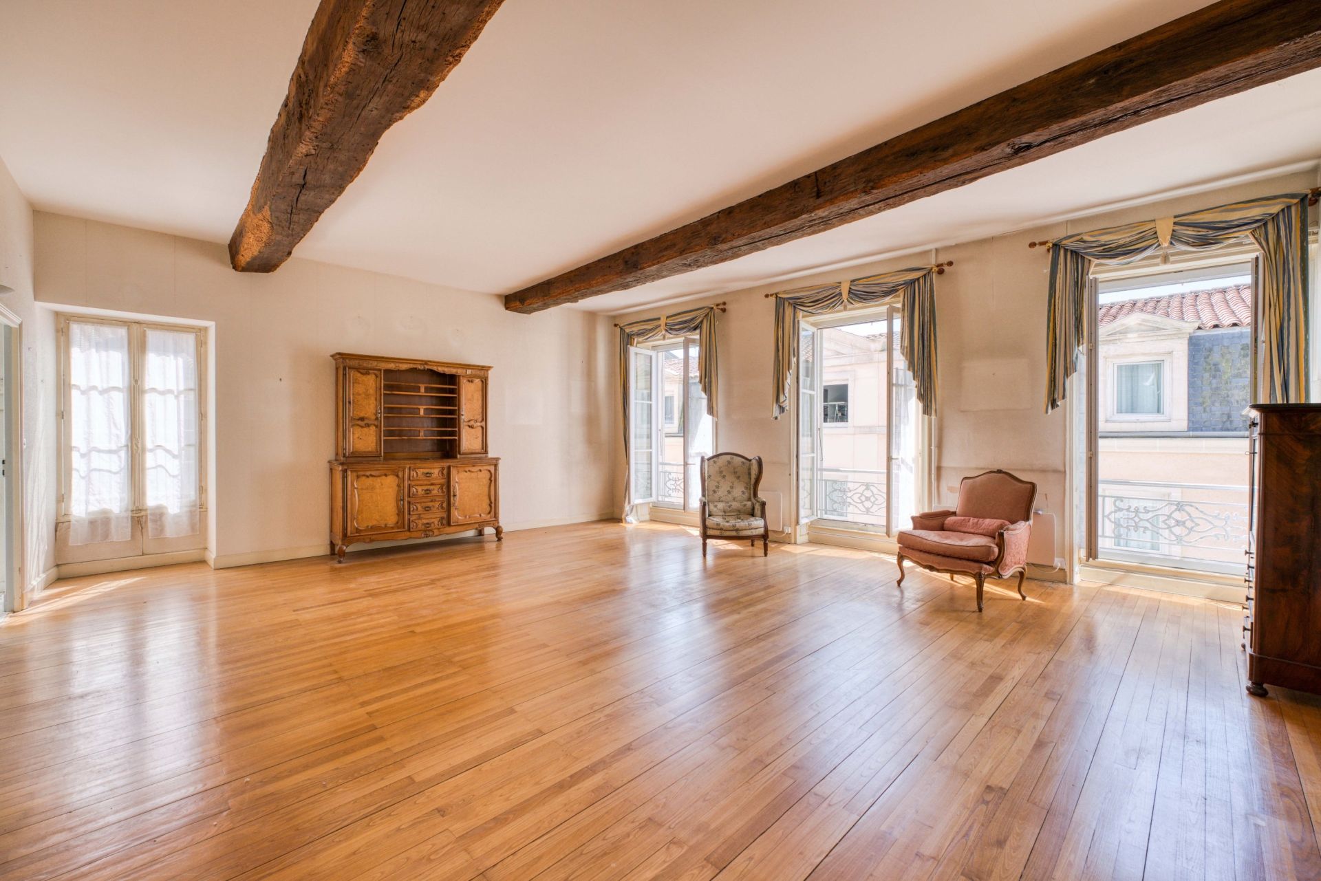 luxury apartment 4 Rooms for sale on LA ROCHELLE (17000)
