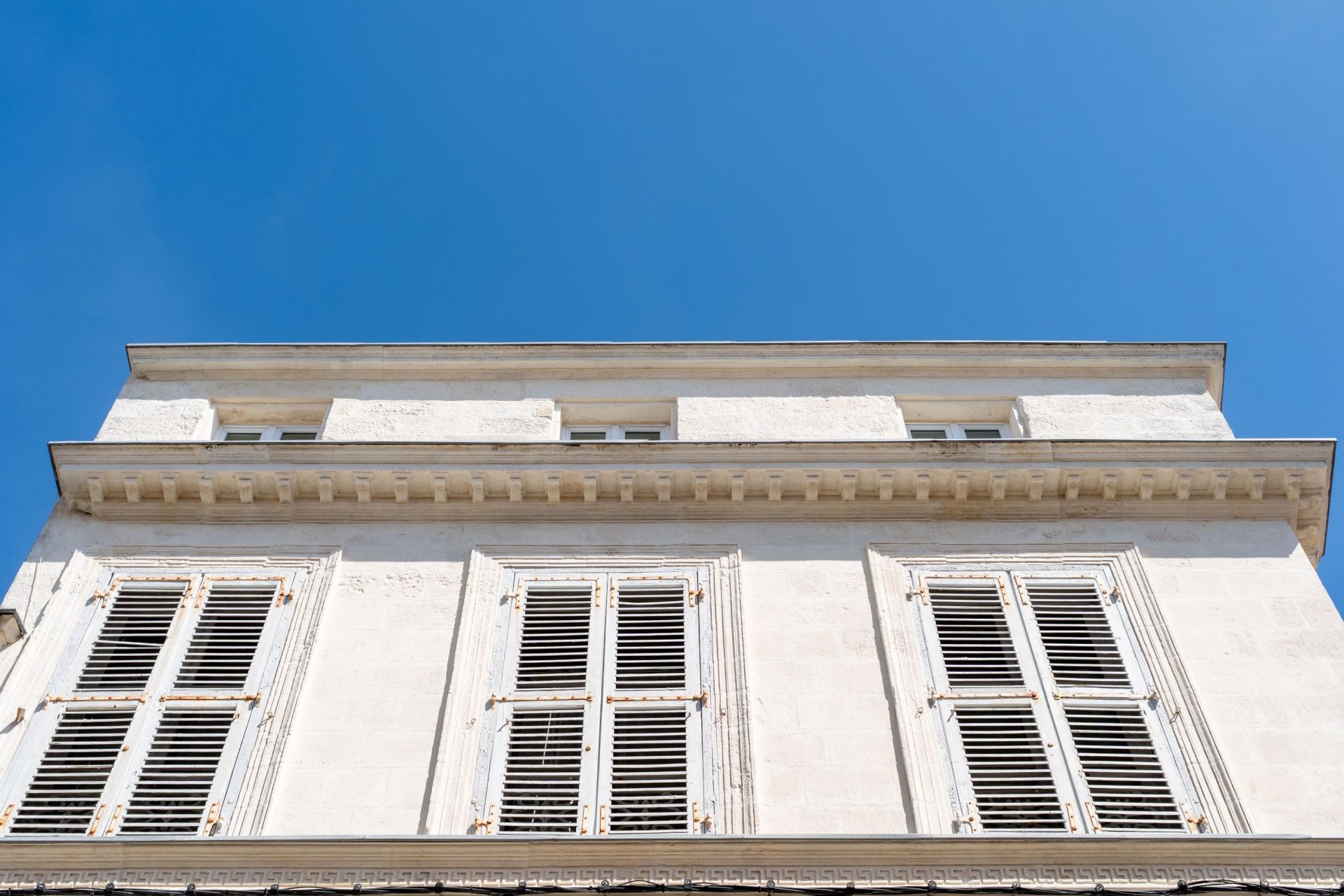 luxury apartment 4 Rooms for sale on LA ROCHELLE (17000)