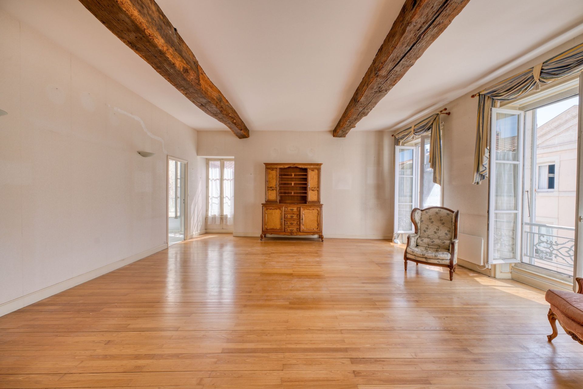 luxury apartment 4 Rooms for sale on LA ROCHELLE (17000)