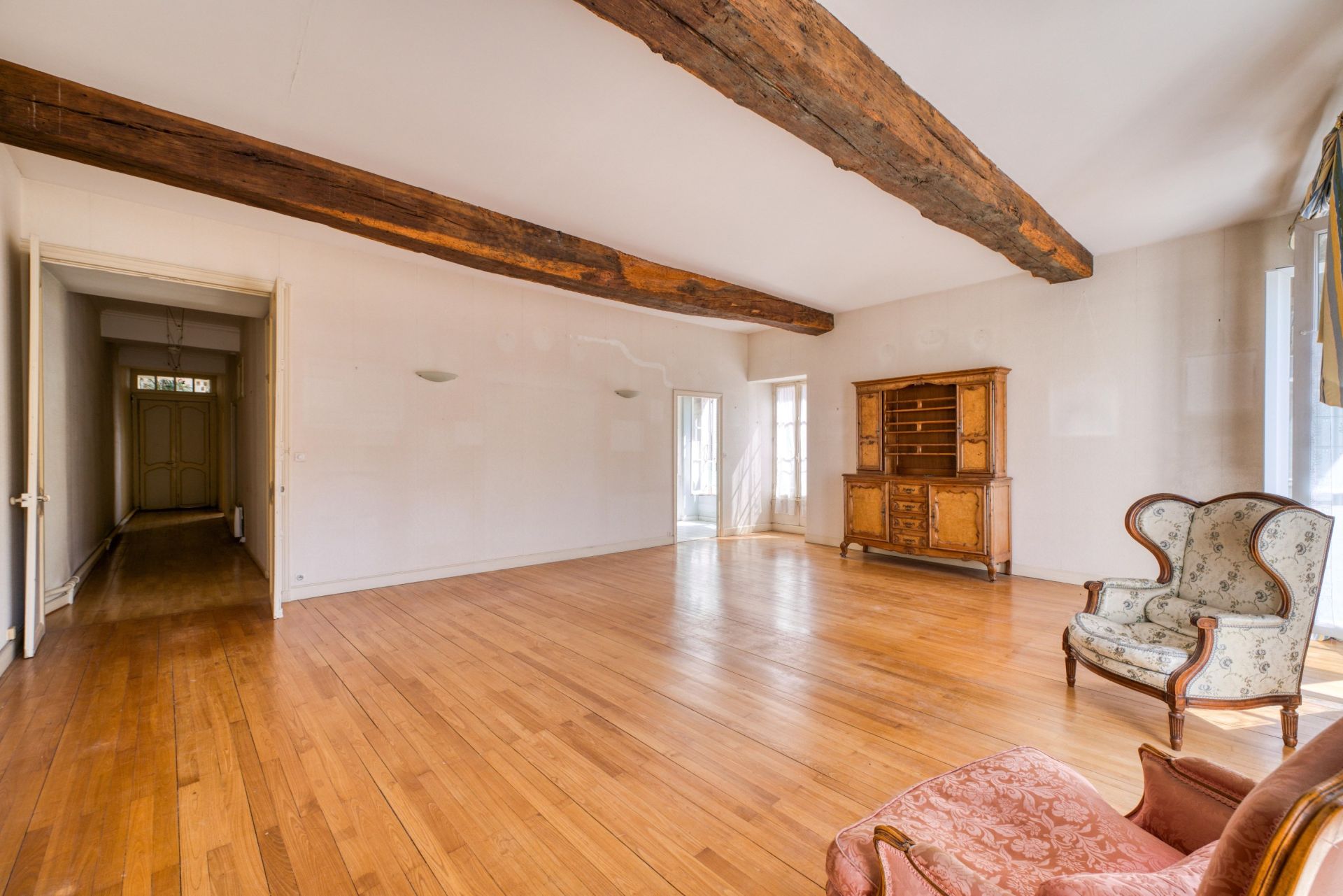 luxury apartment 4 Rooms for sale on LA ROCHELLE (17000)