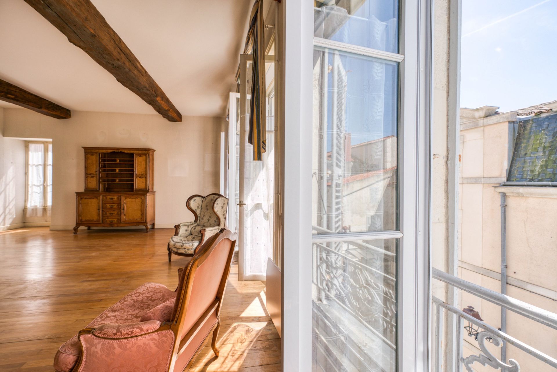 luxury apartment 4 Rooms for sale on LA ROCHELLE (17000)