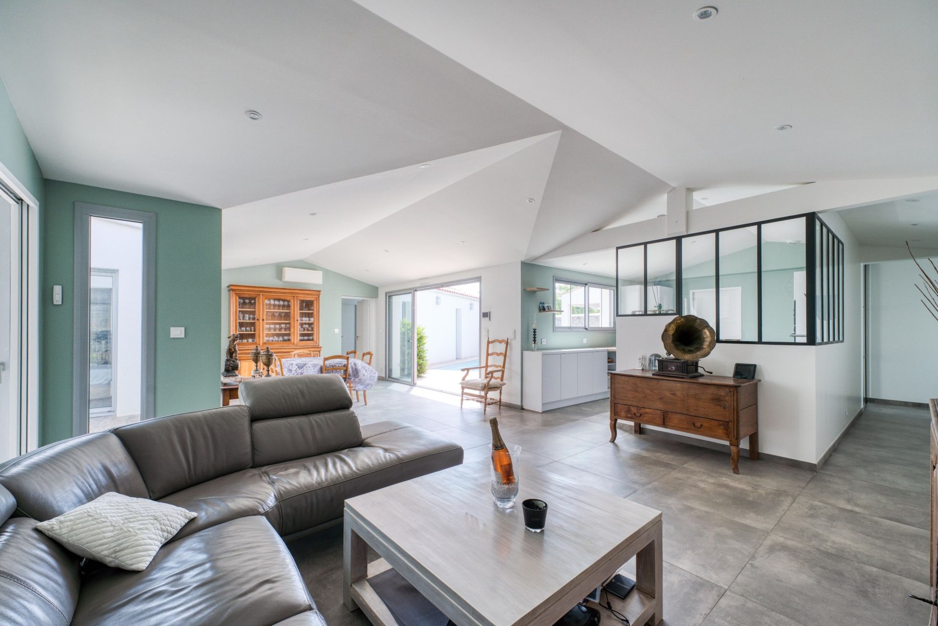 luxury house 4 Rooms for sale on LA ROCHELLE (17000)