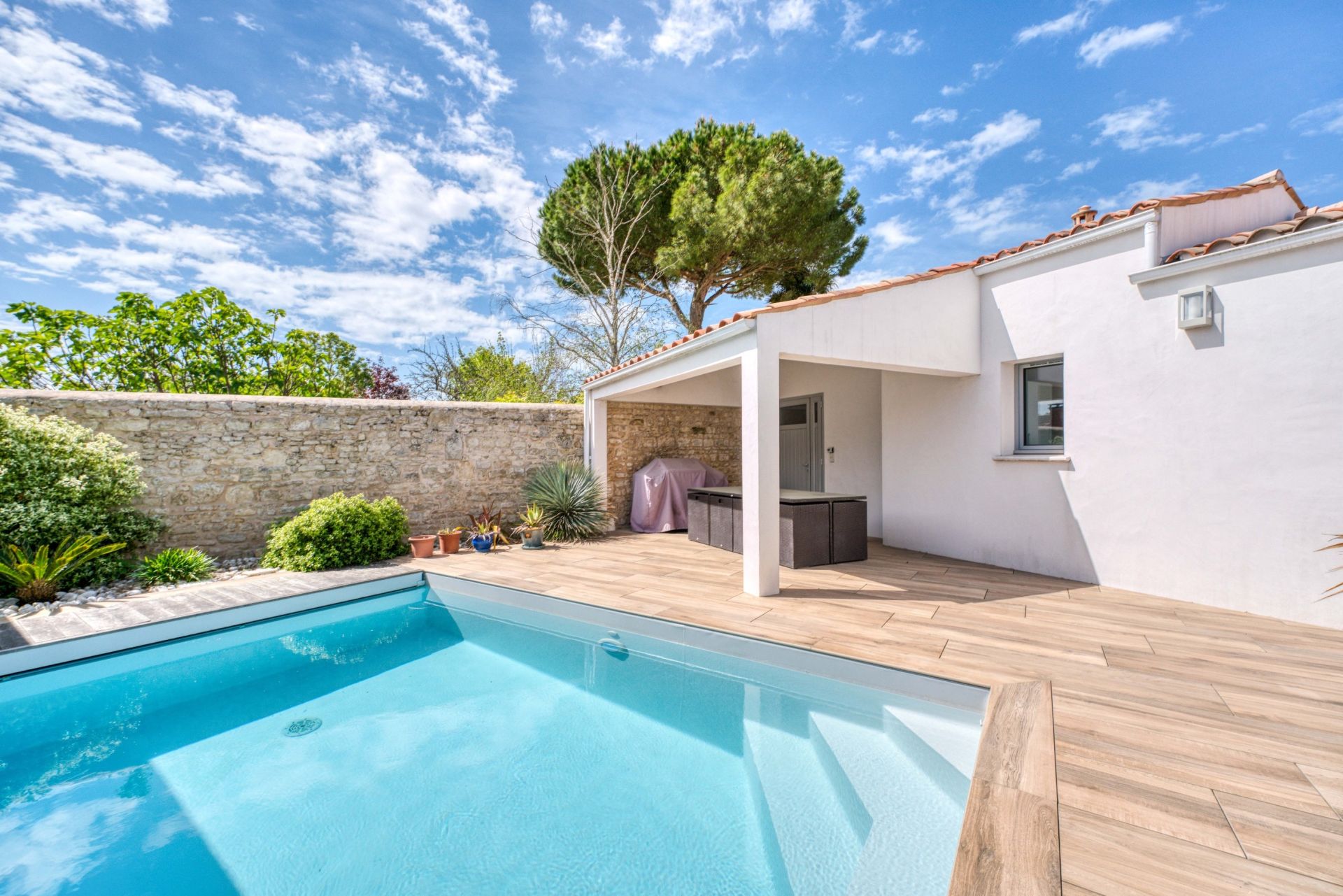 luxury house 4 Rooms for sale on LA ROCHELLE (17000)