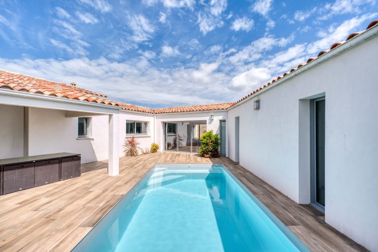 luxury house 4 Rooms for sale on LA ROCHELLE (17000)
