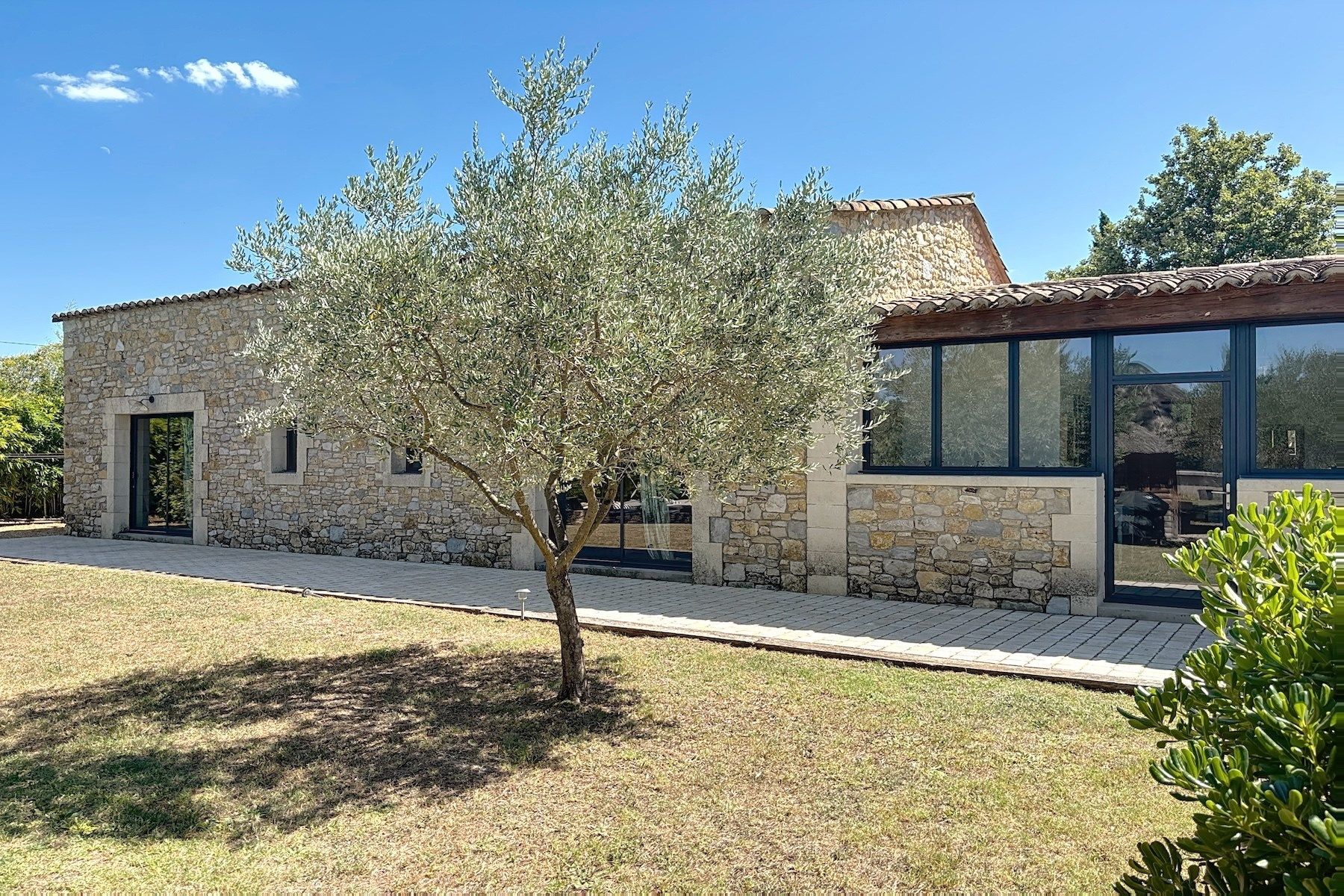 luxury property 10 Rooms for sale on UZES (30700)