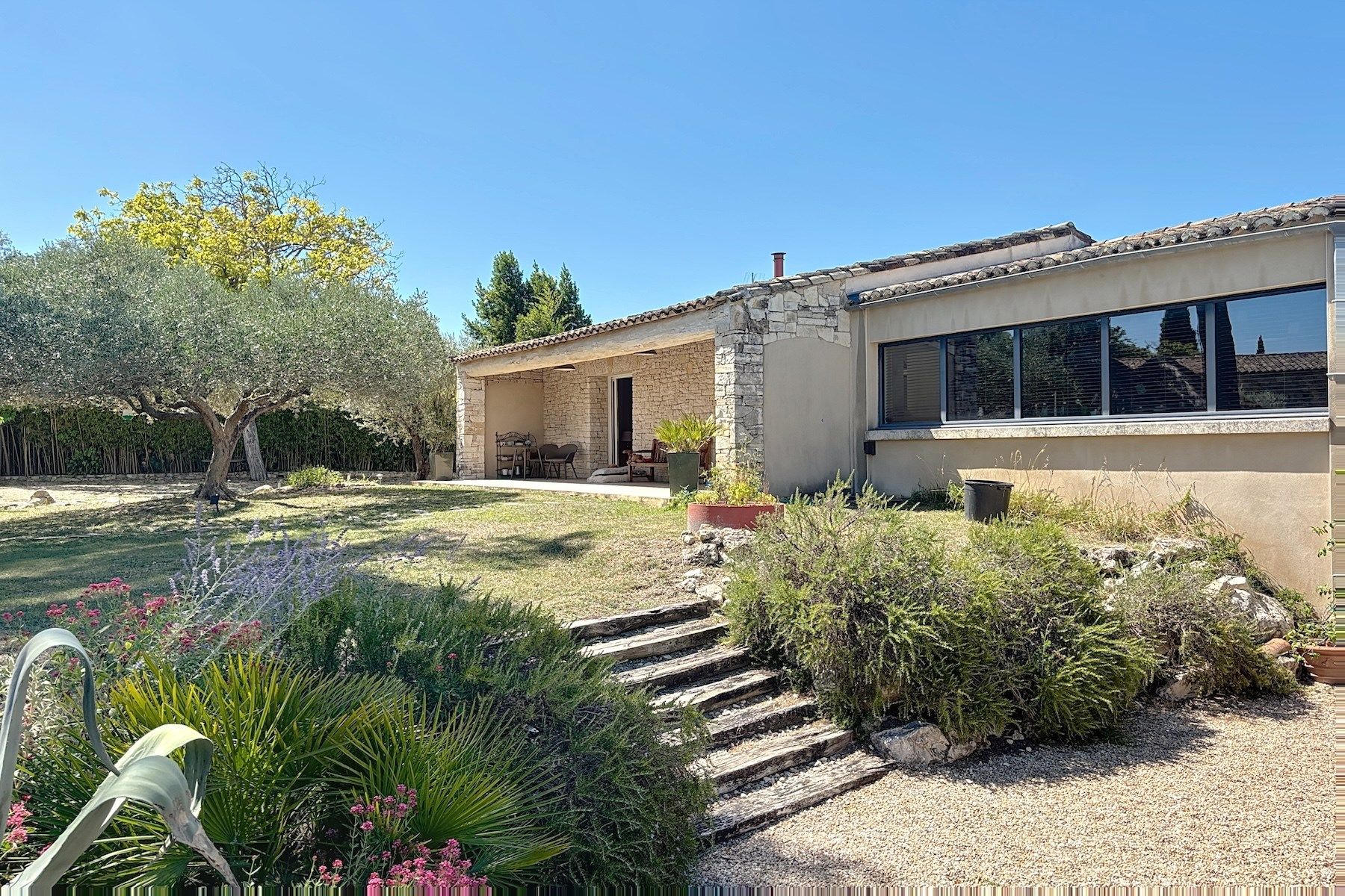 luxury property 10 Rooms for sale on UZES (30700)