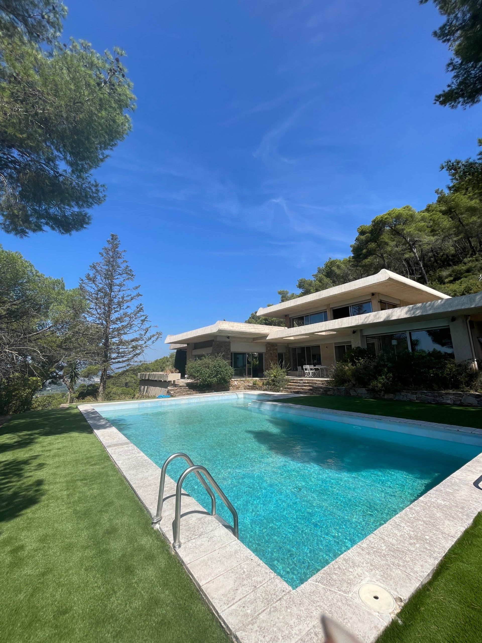 luxury house 7 Rooms for sale on CARQUEIRANNE (83320)