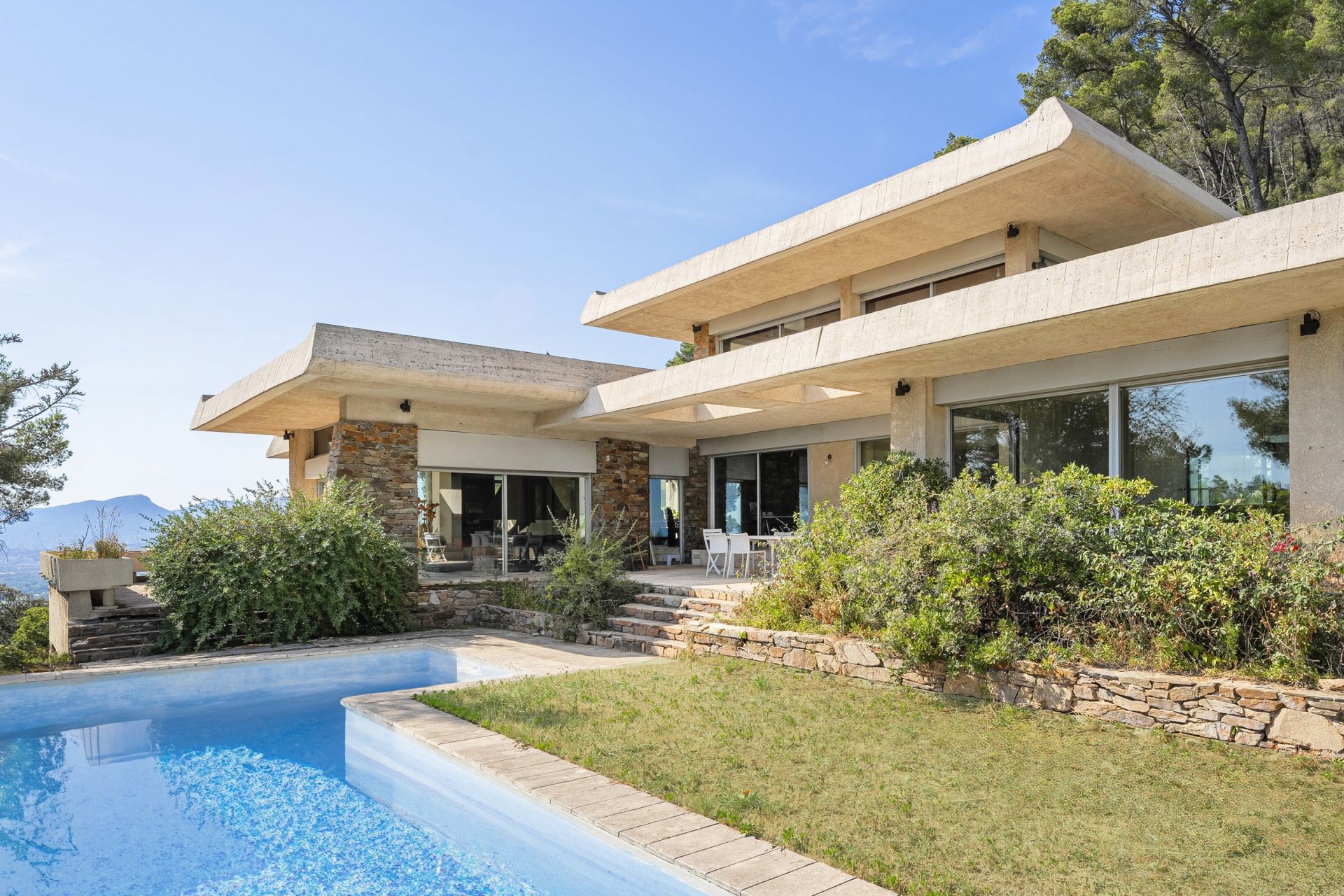 luxury house 7 Rooms for sale on CARQUEIRANNE (83320)