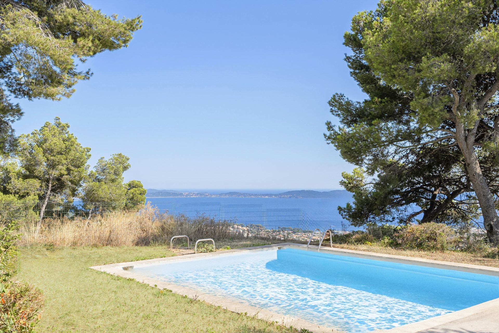 luxury house 7 Rooms for sale on CARQUEIRANNE (83320)