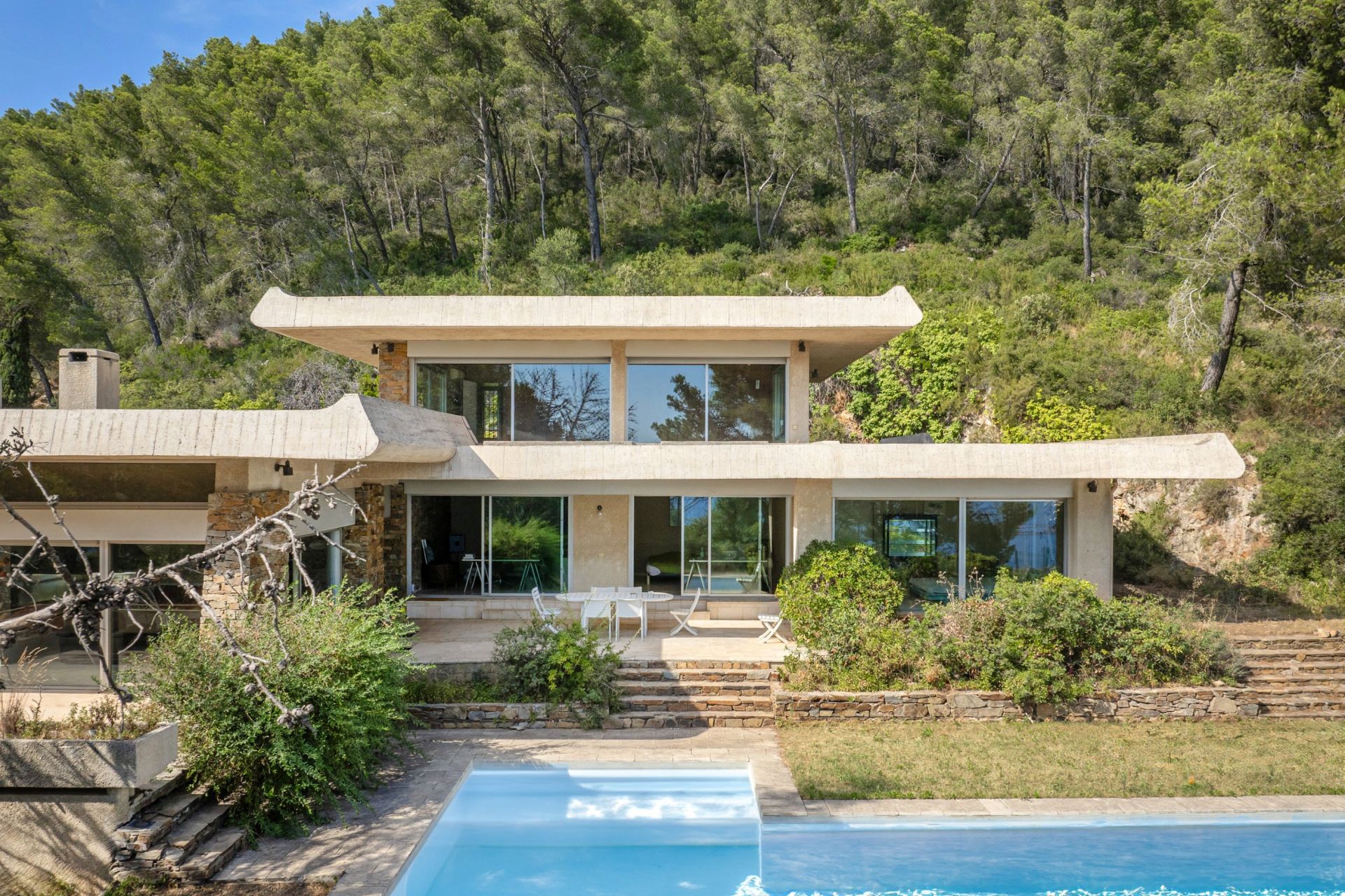 luxury house 7 Rooms for sale on CARQUEIRANNE (83320)