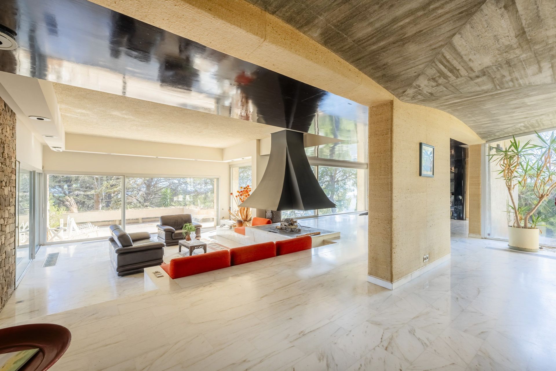 luxury house 7 Rooms for sale on CARQUEIRANNE (83320)