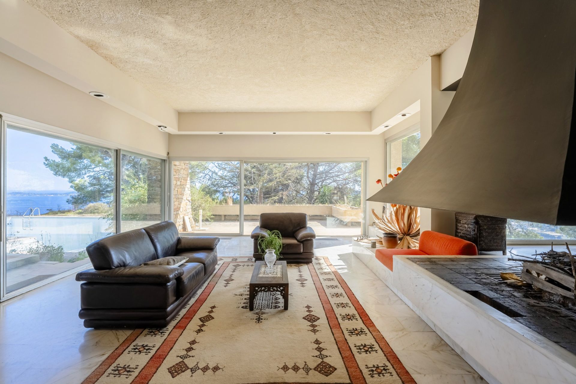 luxury house 7 Rooms for sale on CARQUEIRANNE (83320)
