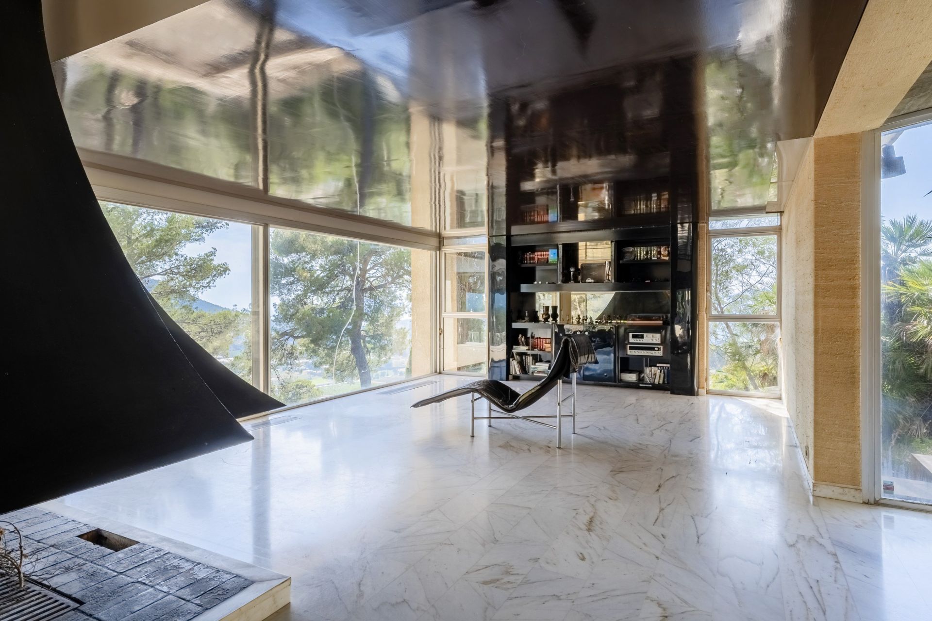 luxury house 7 Rooms for sale on CARQUEIRANNE (83320)