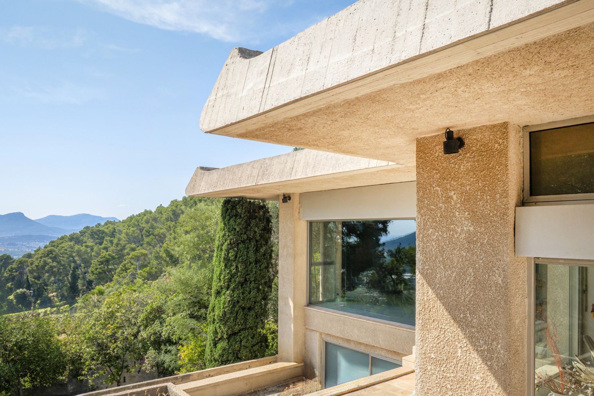 luxury house 7 Rooms for sale on CARQUEIRANNE (83320)