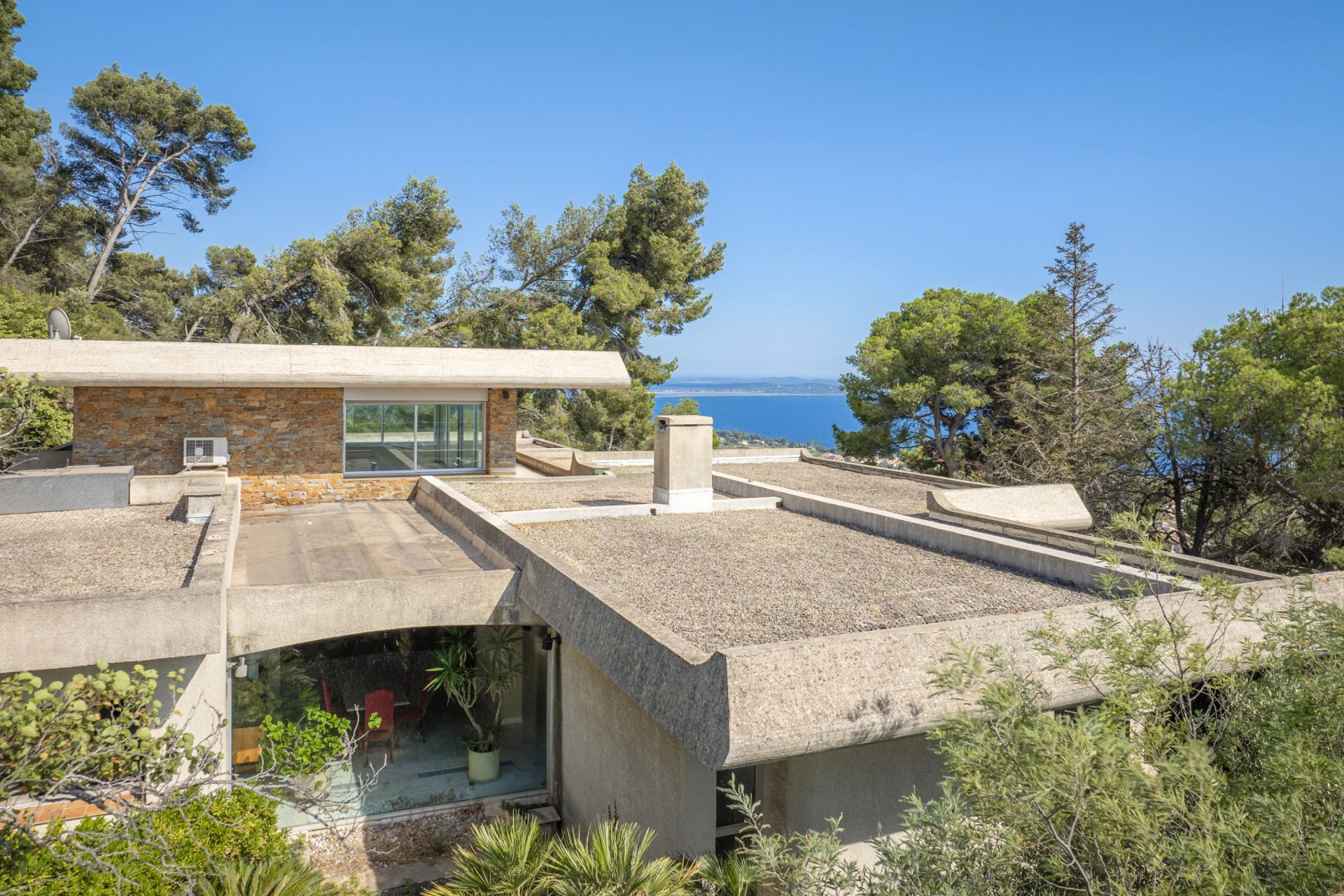 luxury house 7 Rooms for sale on CARQUEIRANNE (83320)