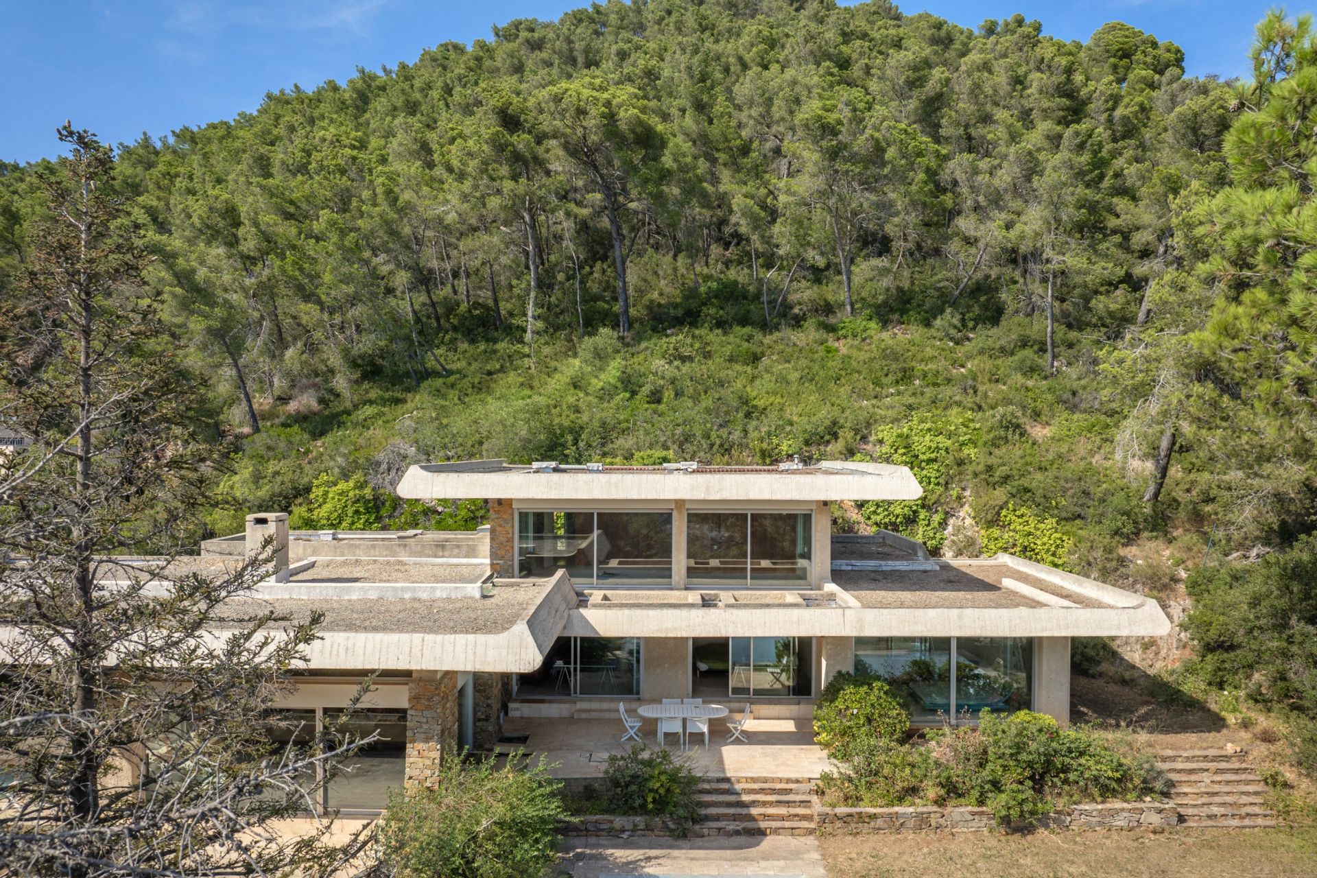 luxury house 7 Rooms for sale on CARQUEIRANNE (83320)
