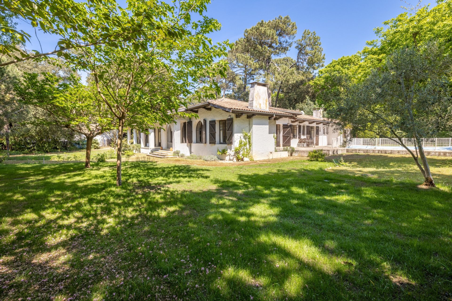 luxury house 8 Rooms for sale on PYLA SUR MER (33115)