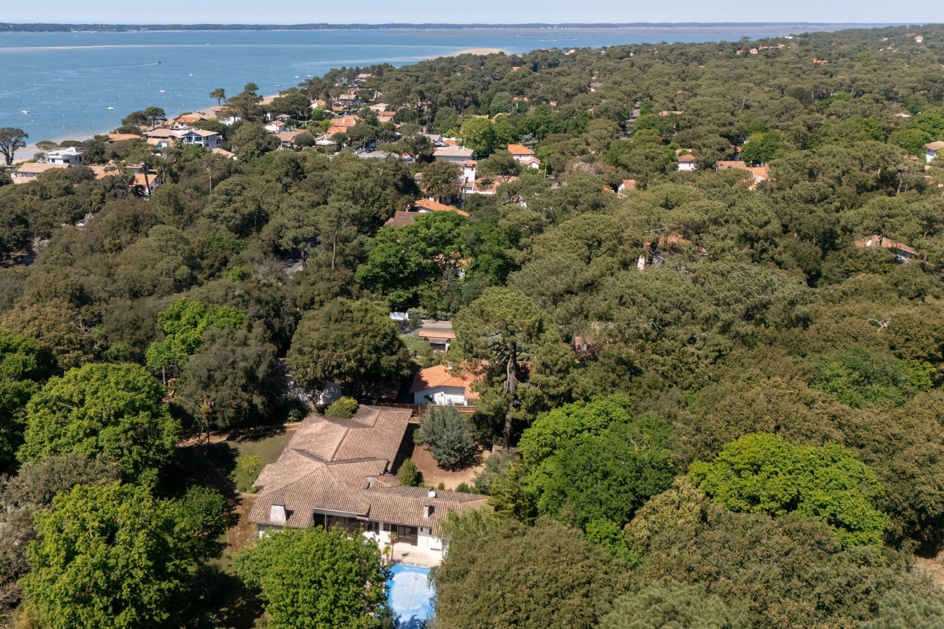 luxury house 8 Rooms for sale on PYLA SUR MER (33115)