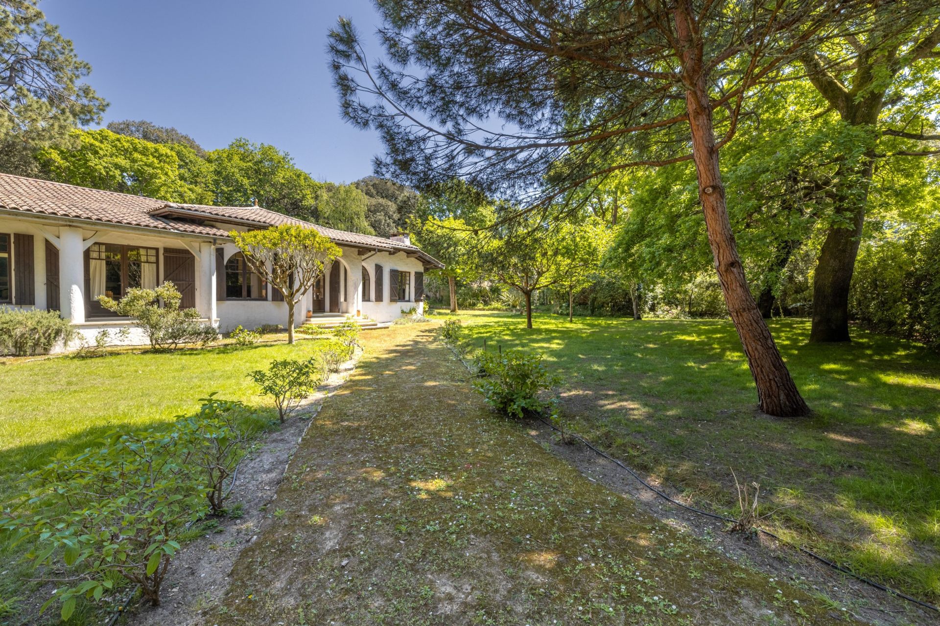 luxury house 8 Rooms for sale on PYLA SUR MER (33115)