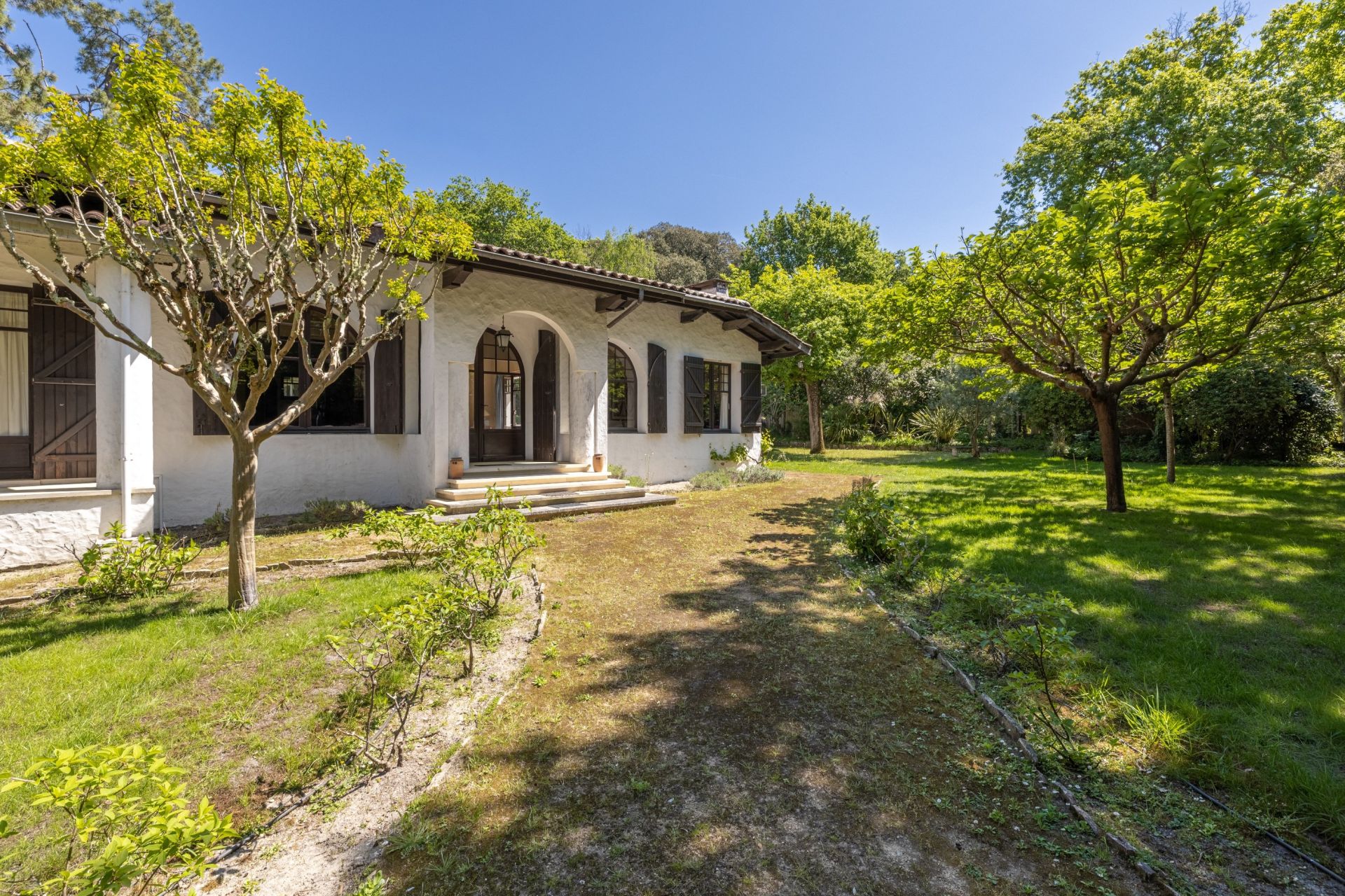 luxury house 8 Rooms for sale on PYLA SUR MER (33115)