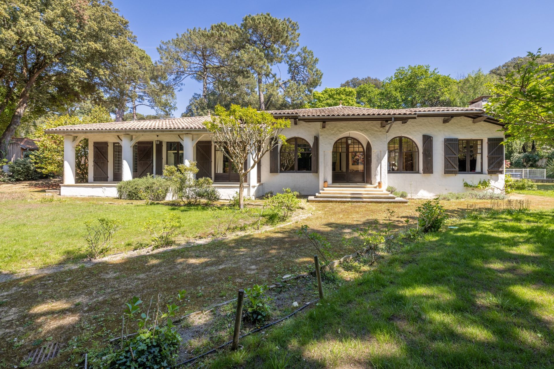 luxury house 8 Rooms for sale on PYLA SUR MER (33115)