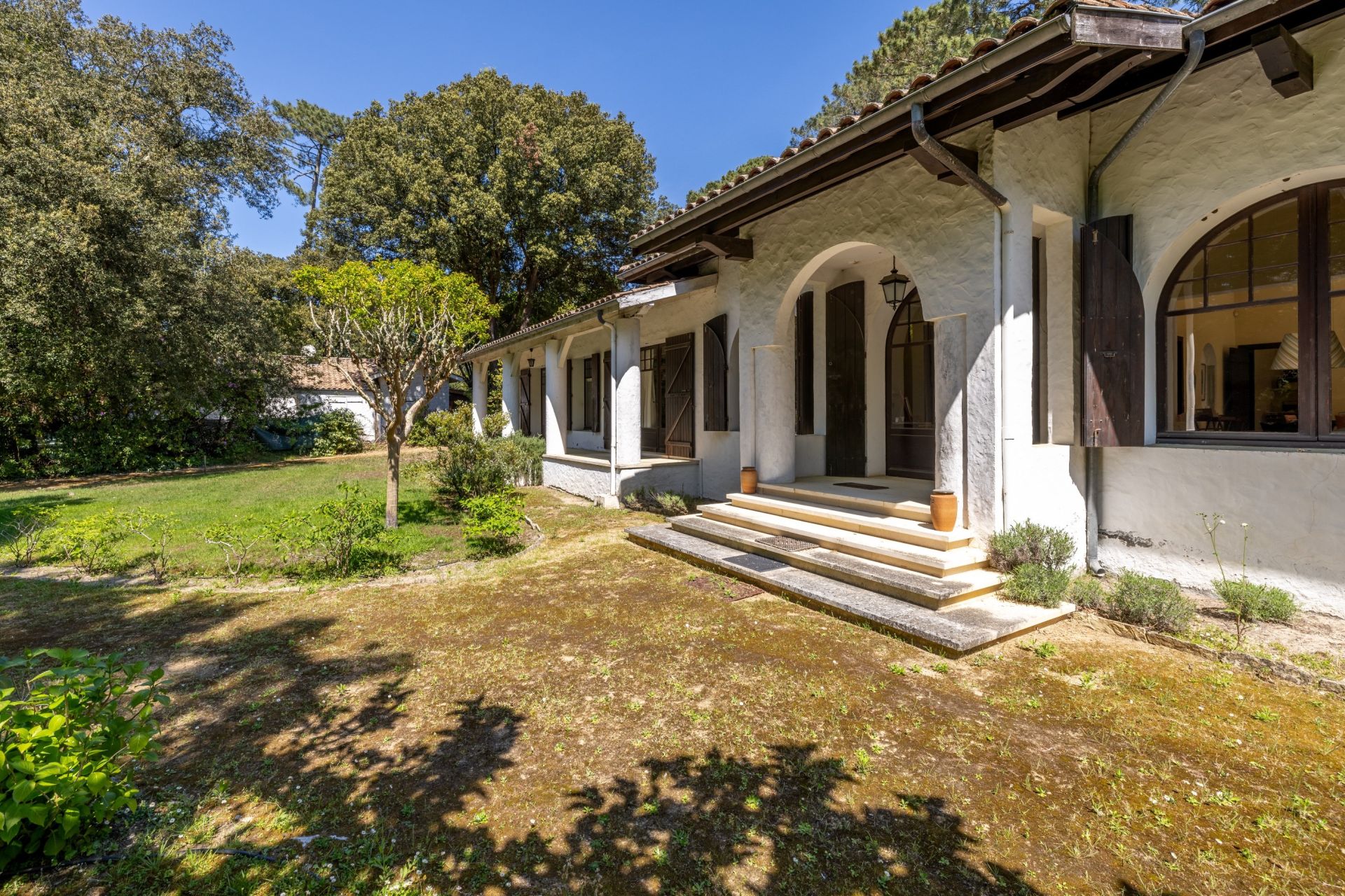 luxury house 8 Rooms for sale on PYLA SUR MER (33115)