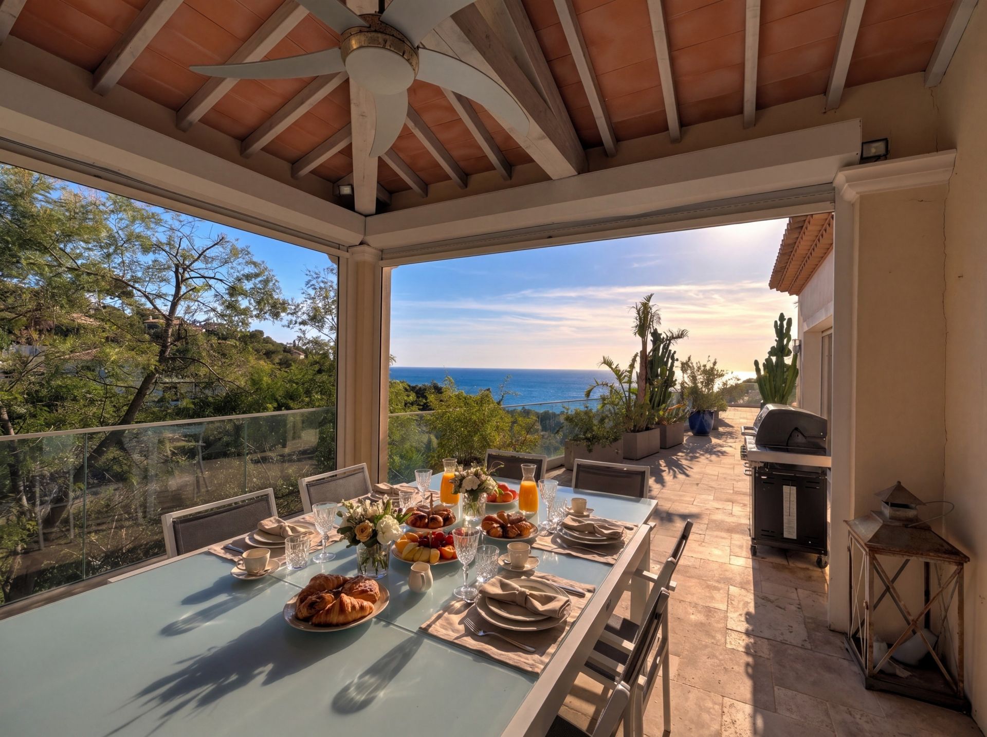 luxury villa 8 Rooms for sale on LES ISSAMBRES (83380)