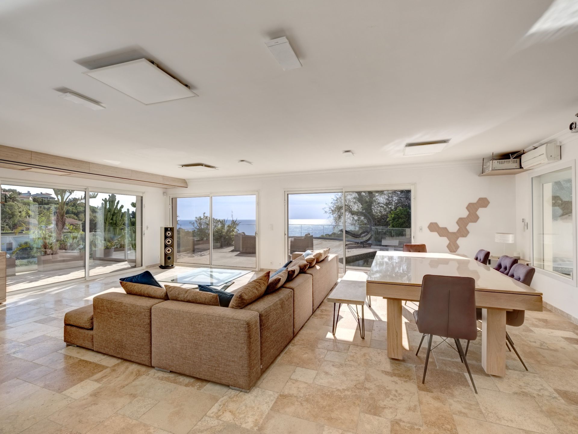 luxury villa 8 Rooms for sale on LES ISSAMBRES (83380)