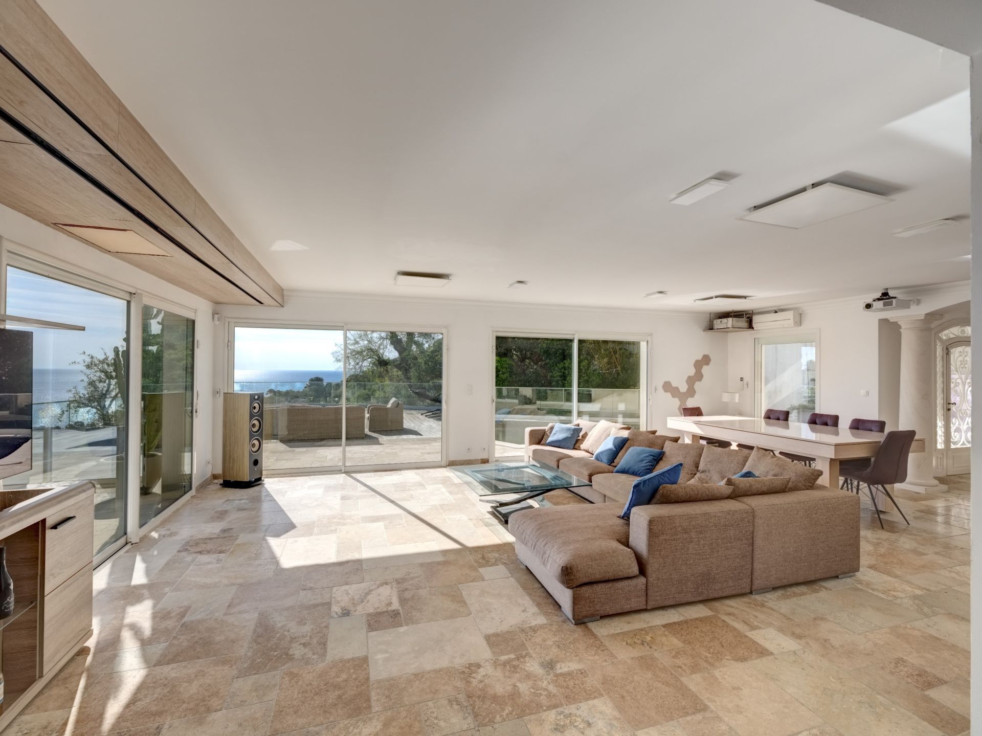 luxury villa 8 Rooms for sale on LES ISSAMBRES (83380)