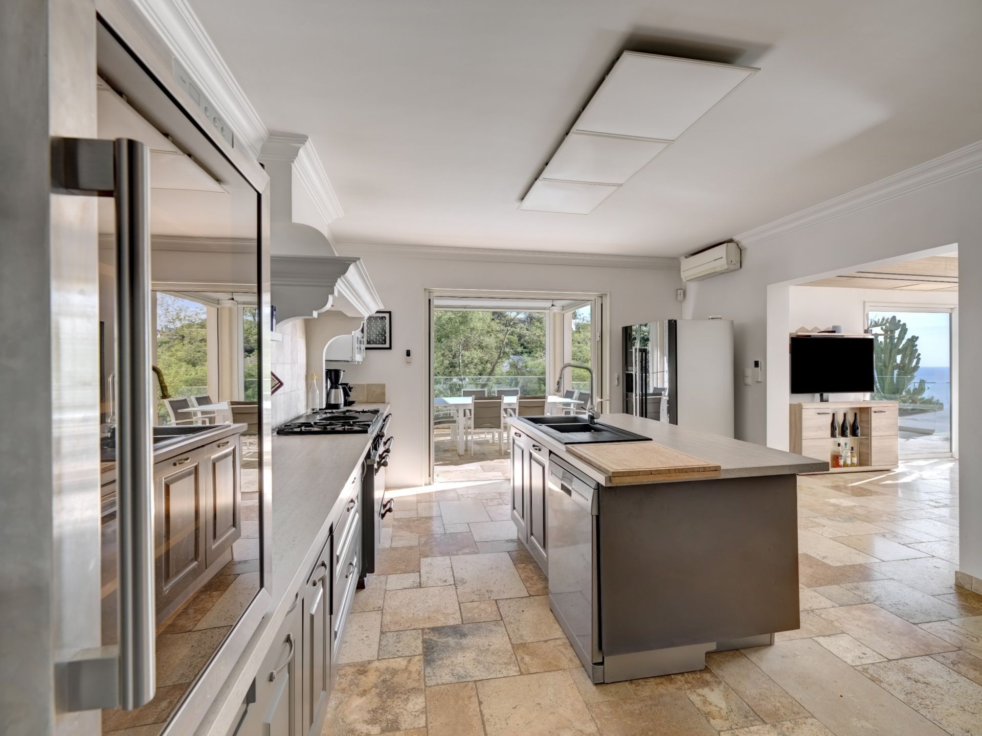 luxury villa 8 Rooms for sale on LES ISSAMBRES (83380)