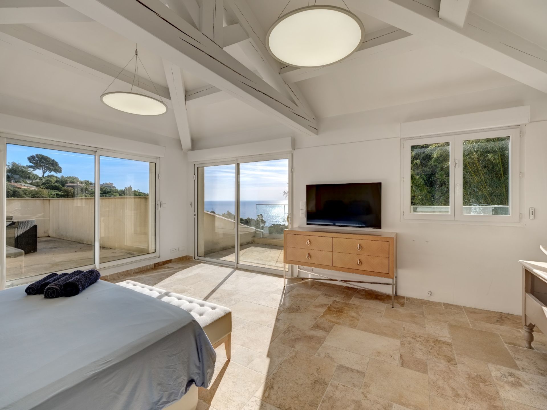luxury villa 8 Rooms for sale on LES ISSAMBRES (83380)
