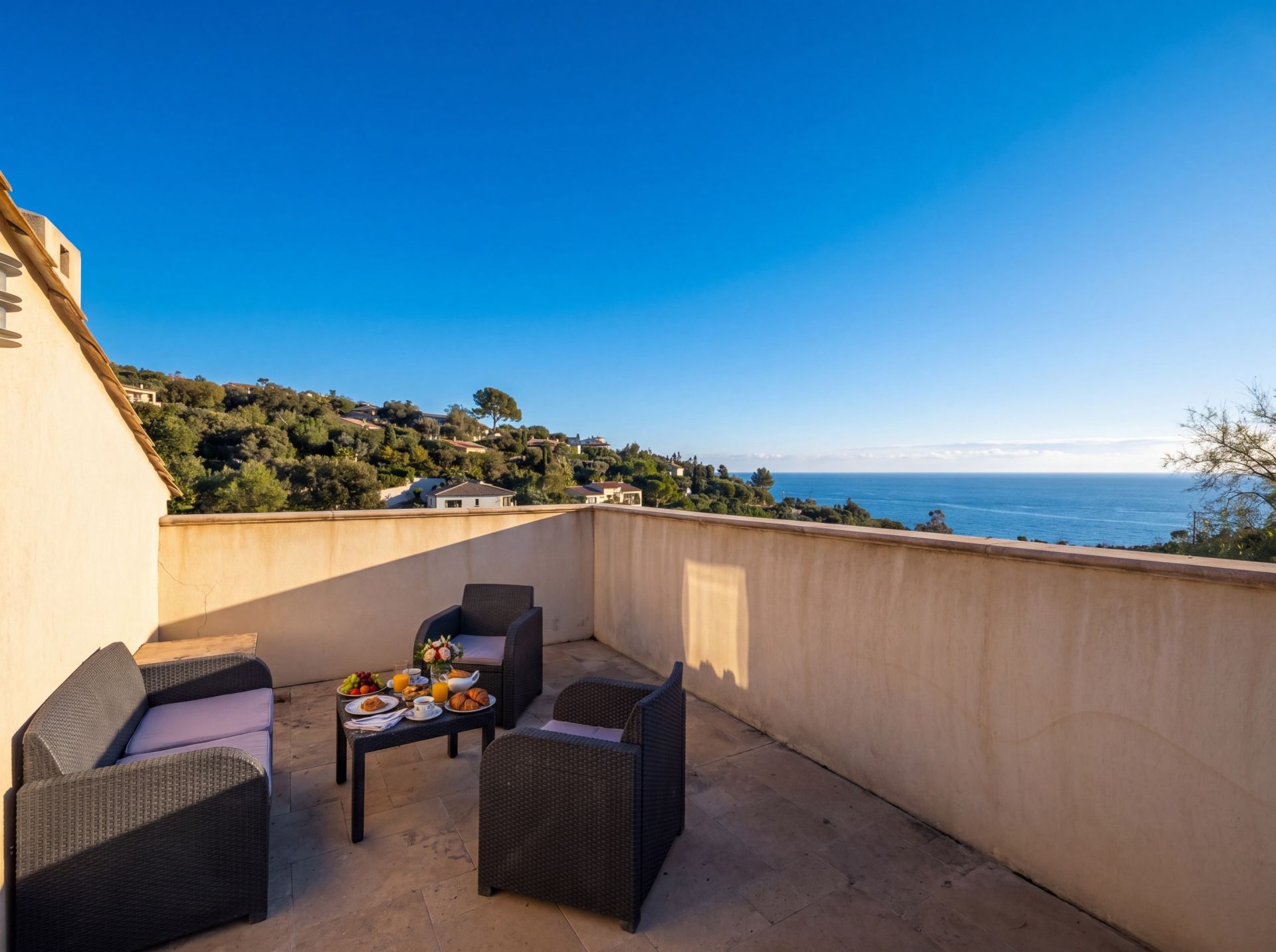 luxury villa 8 Rooms for sale on LES ISSAMBRES (83380)