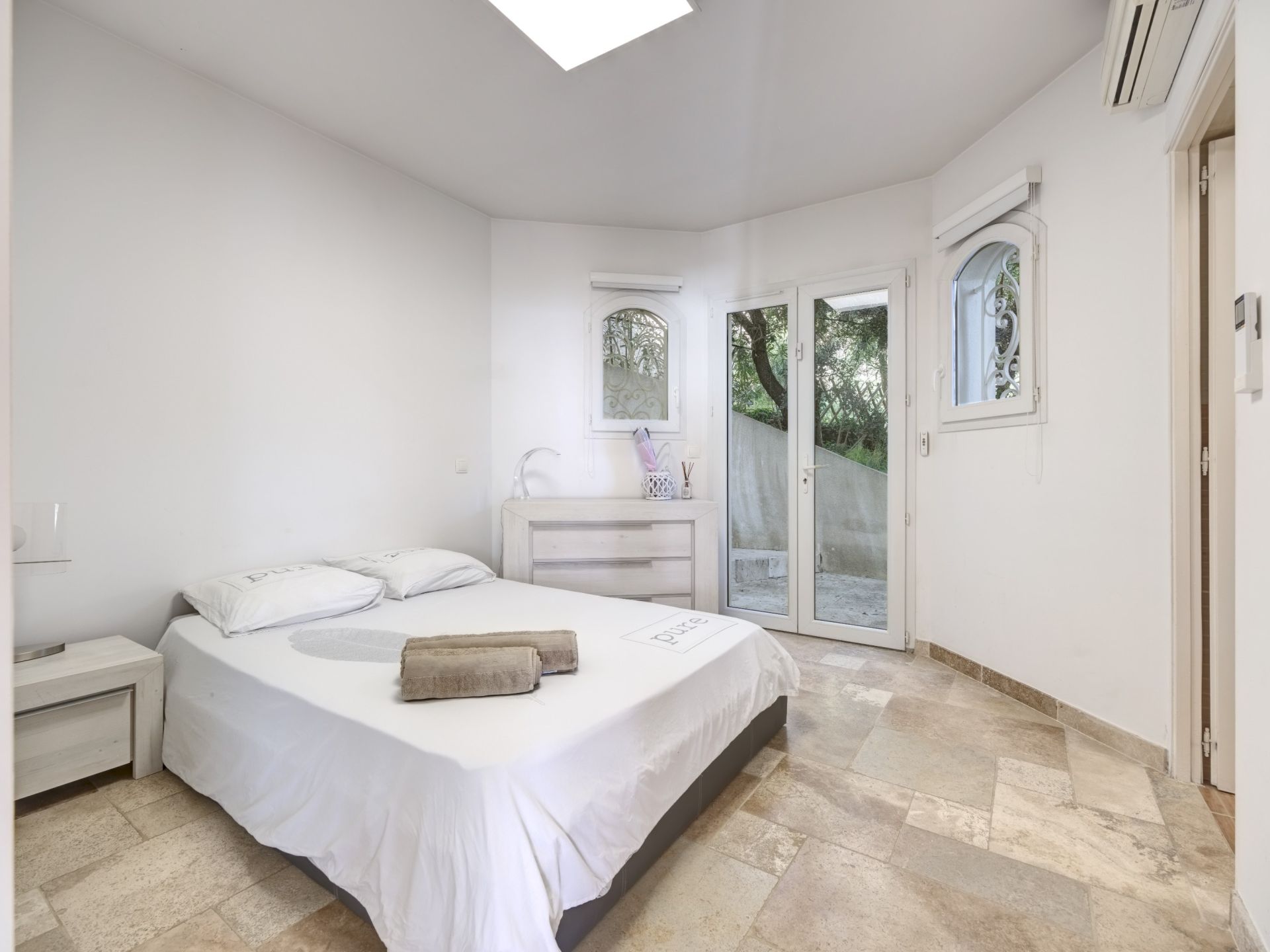luxury villa 8 Rooms for sale on LES ISSAMBRES (83380)