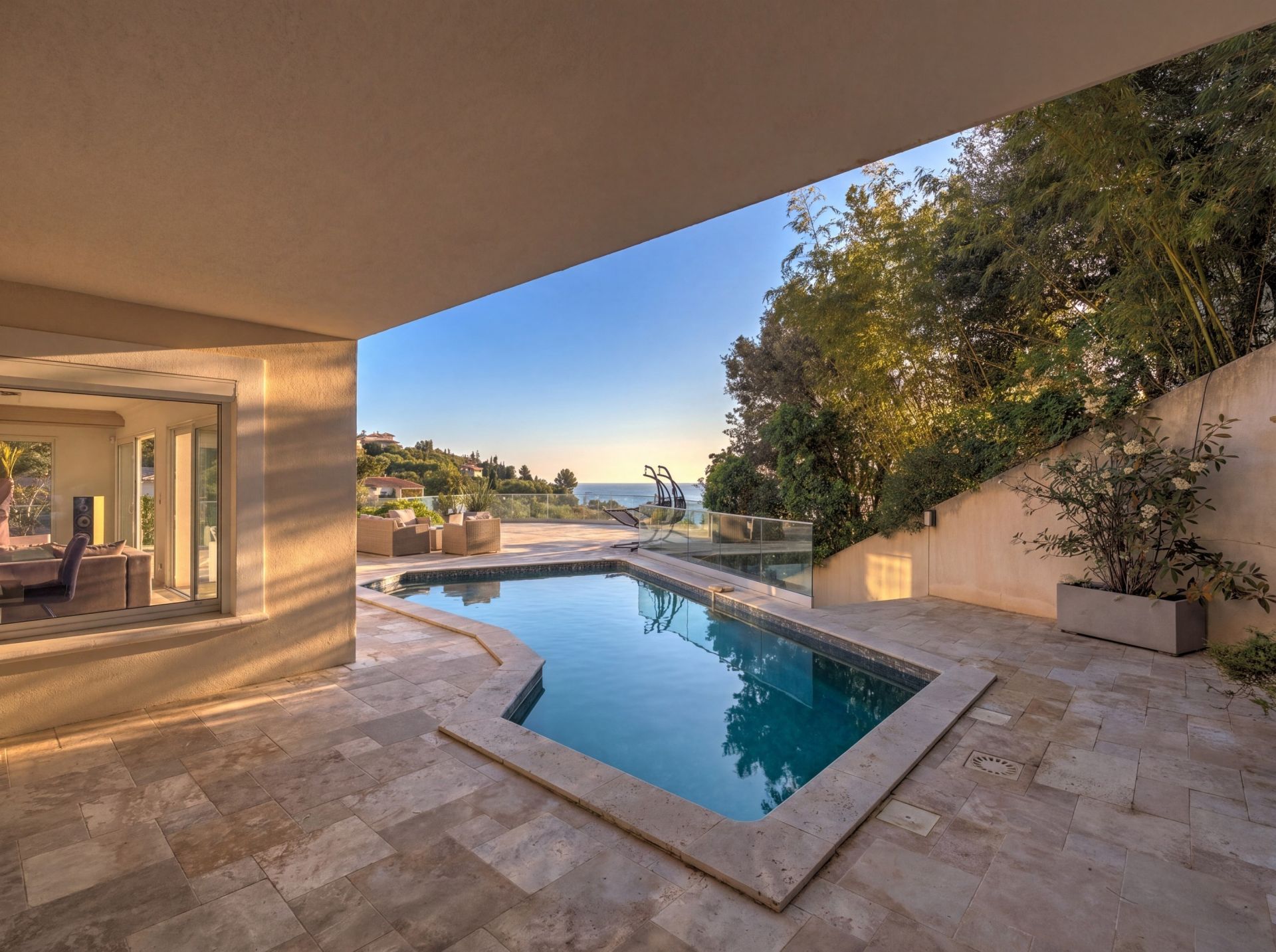 luxury villa 8 Rooms for sale on LES ISSAMBRES (83380)