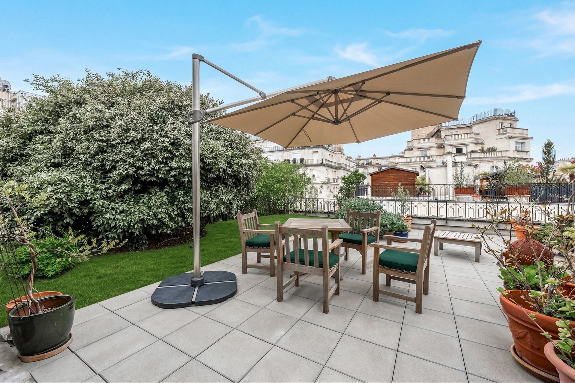luxury apartment 5 Rooms for sale on NEUILLY SUR SEINE (92200)