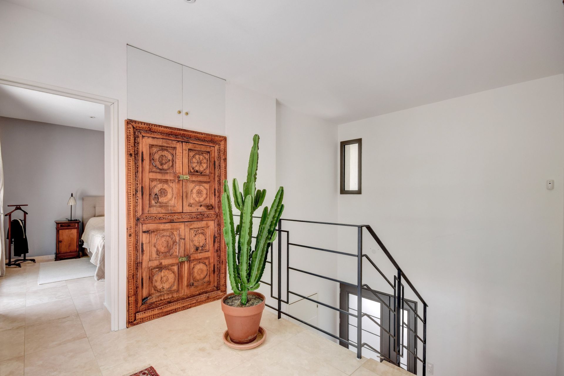 luxury house 8 Rooms for sale on AIX EN PROVENCE (13100)
