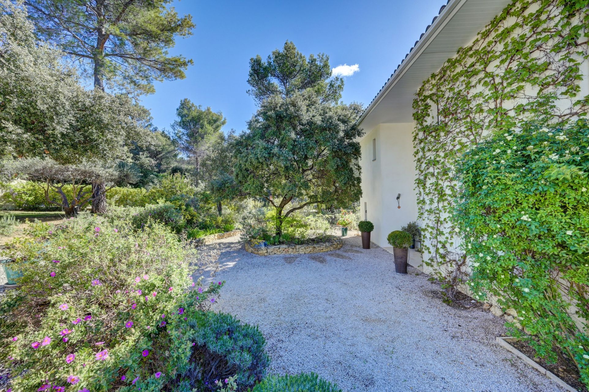 luxury house 8 Rooms for sale on AIX EN PROVENCE (13100)