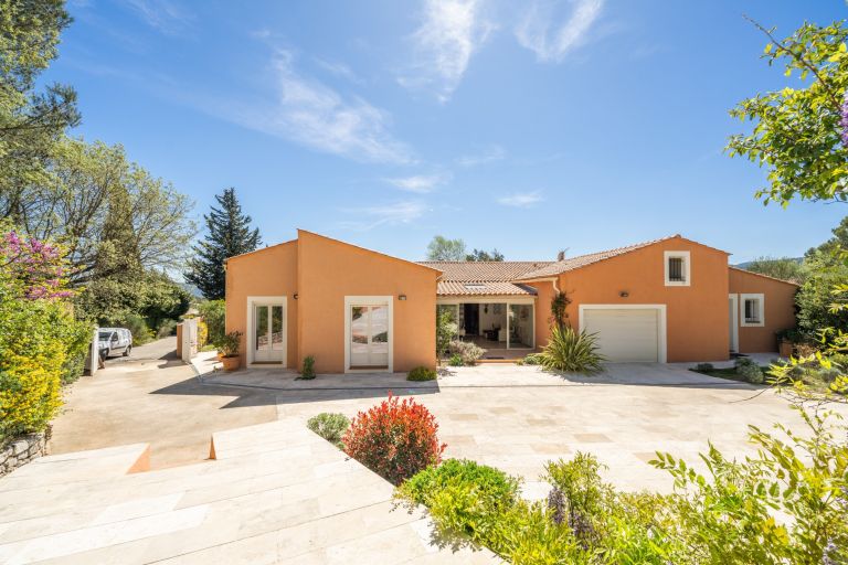 luxury house 8 Rooms for sale on LA ROQUEBRUSSANNE (83136)