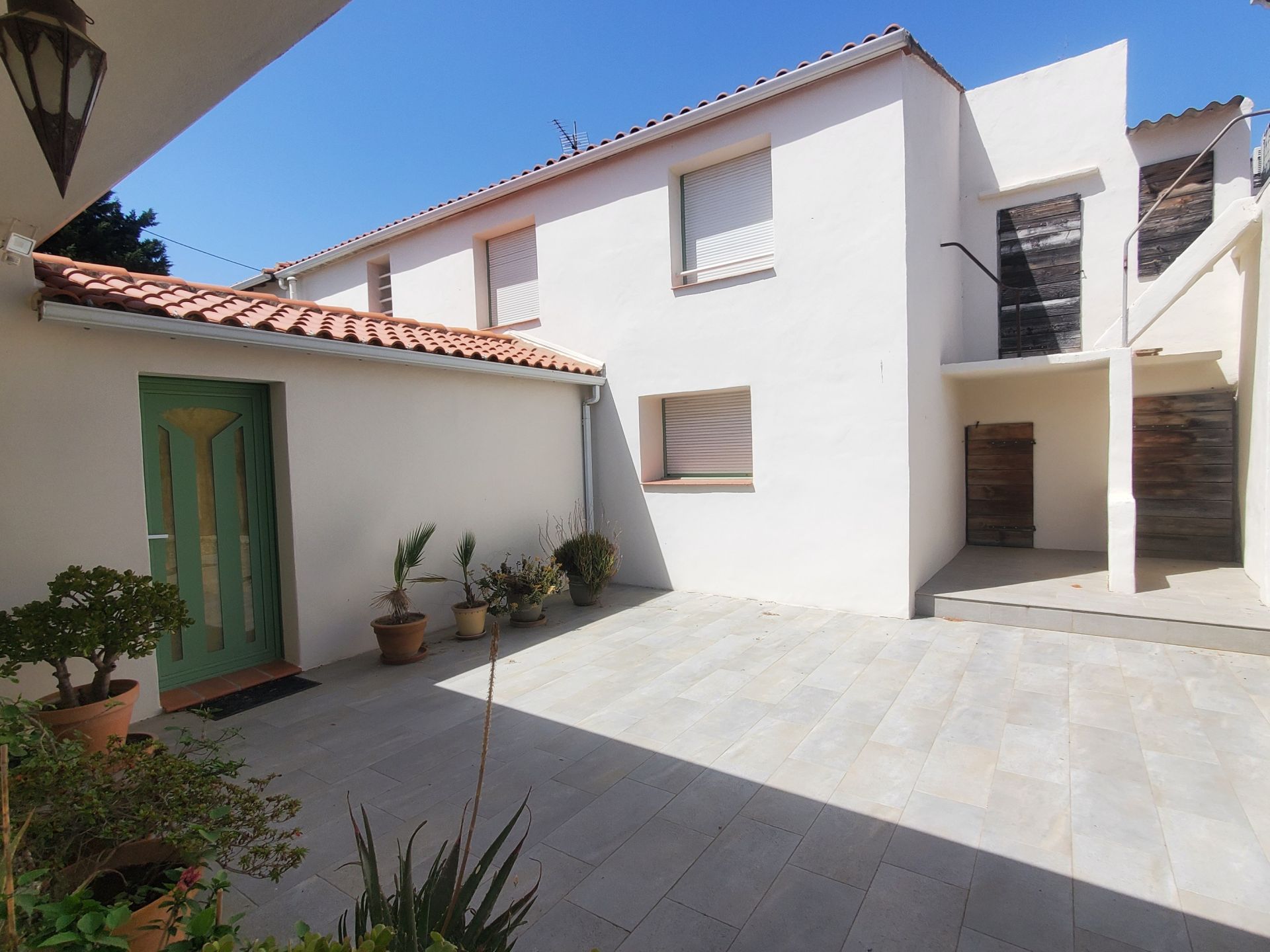 luxury house 6 Rooms for sale on PERPIGNAN (66000)