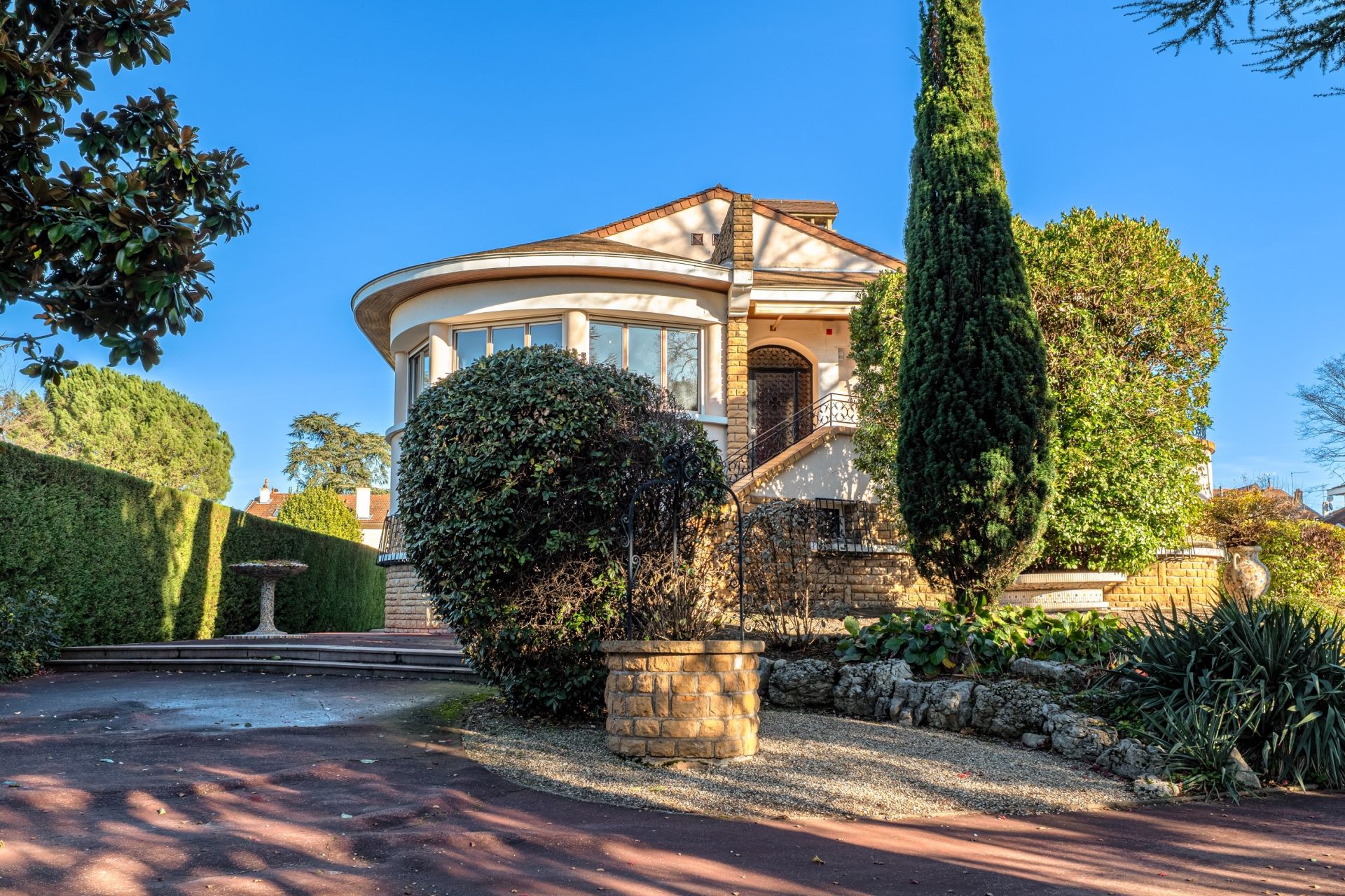 luxury house 7 Rooms for sale on BRON (69500)
