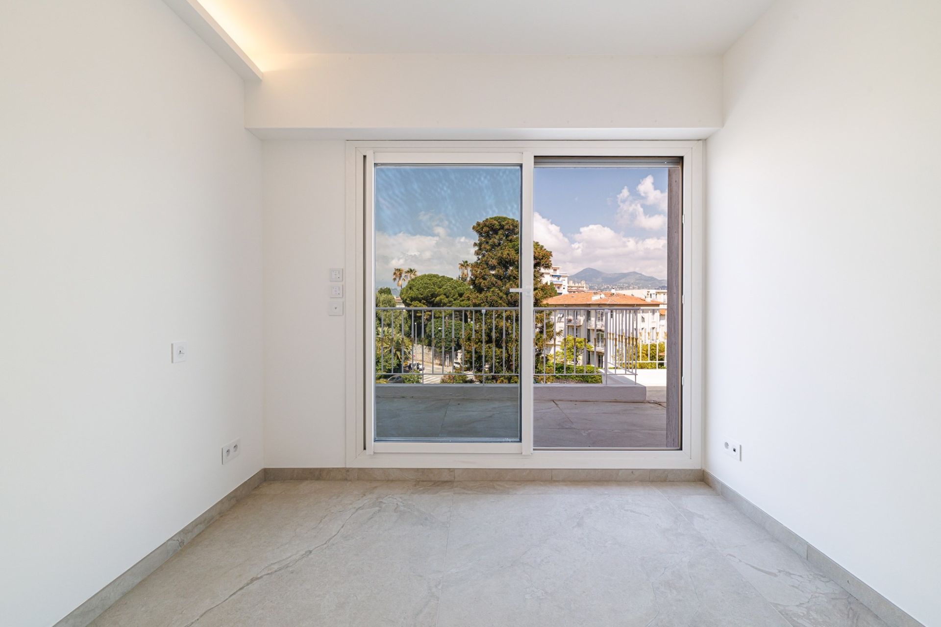 luxury apartment 3 Rooms for sale on NICE (06300)