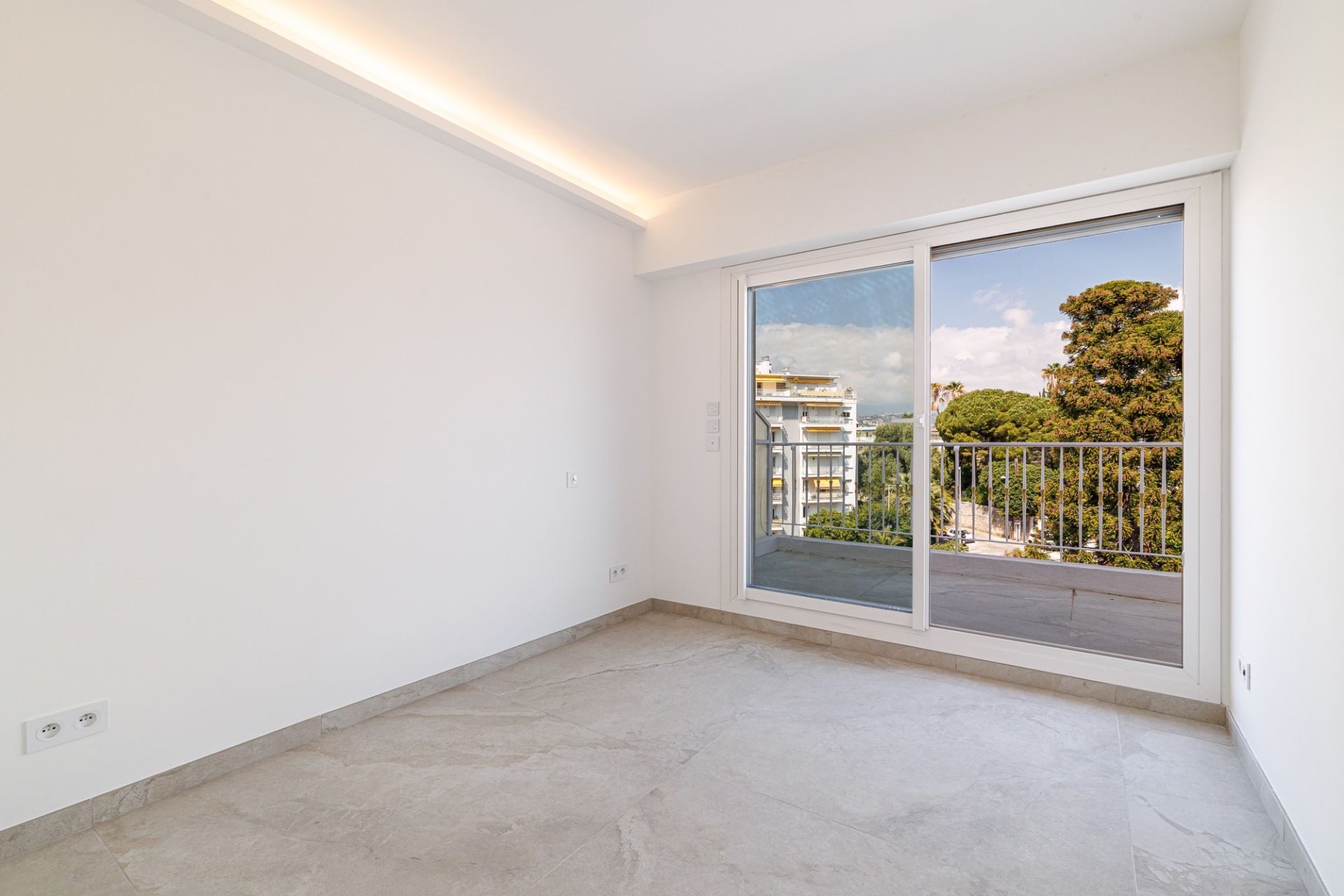 luxury apartment 3 Rooms for sale on NICE (06300)