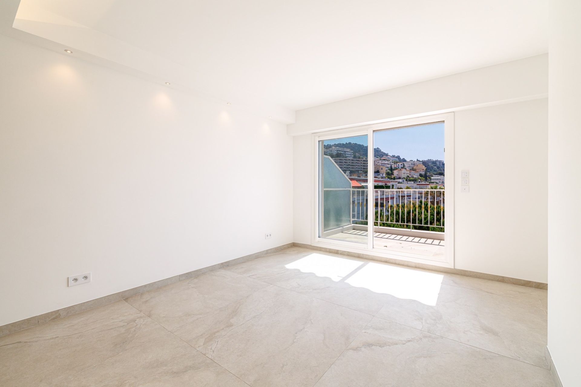 luxury apartment 3 Rooms for sale on NICE (06300)